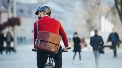 Un hombre en una bicicleta eléctrica.