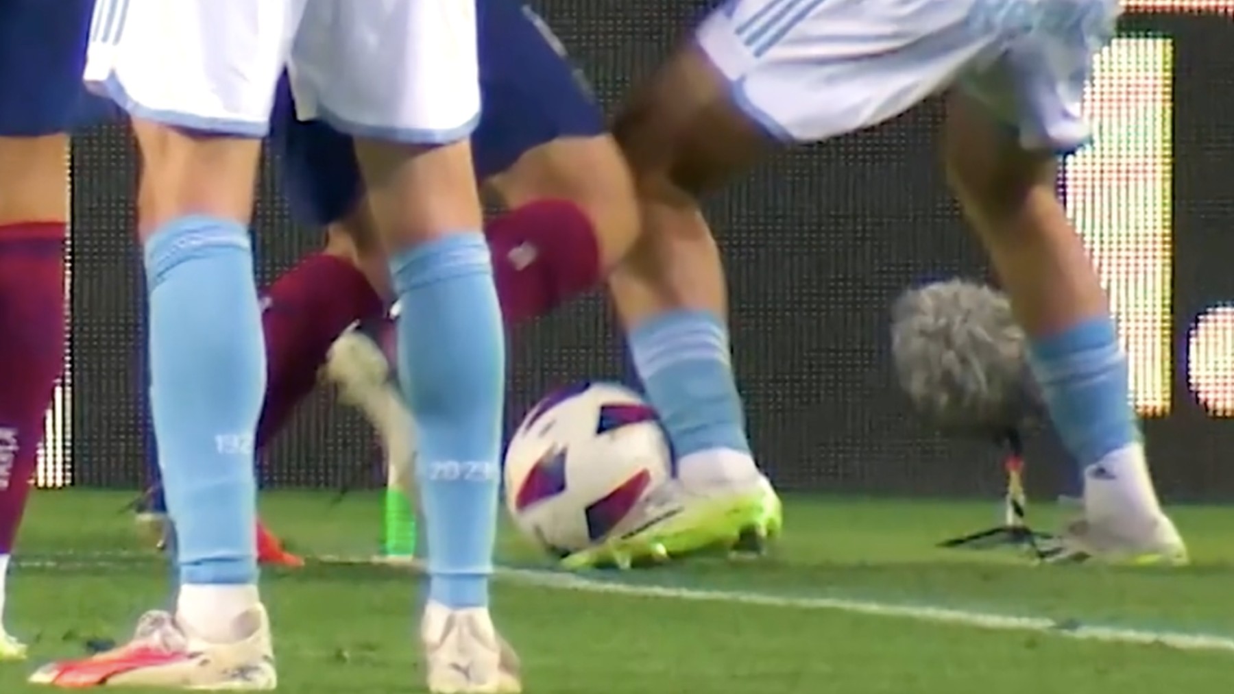 Momento en el que la pelota sale fuera en el 3-2 de Cancelo ante el Celta (DAZN)