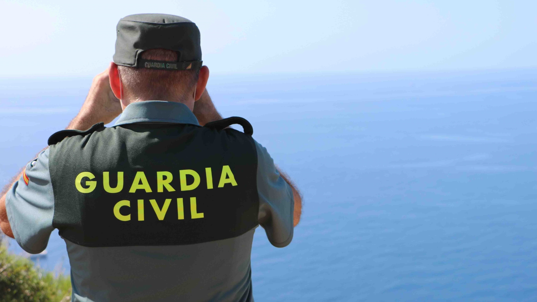 Agente la Guardia Civil vigilando la costa (GUARDIA CIVIL).