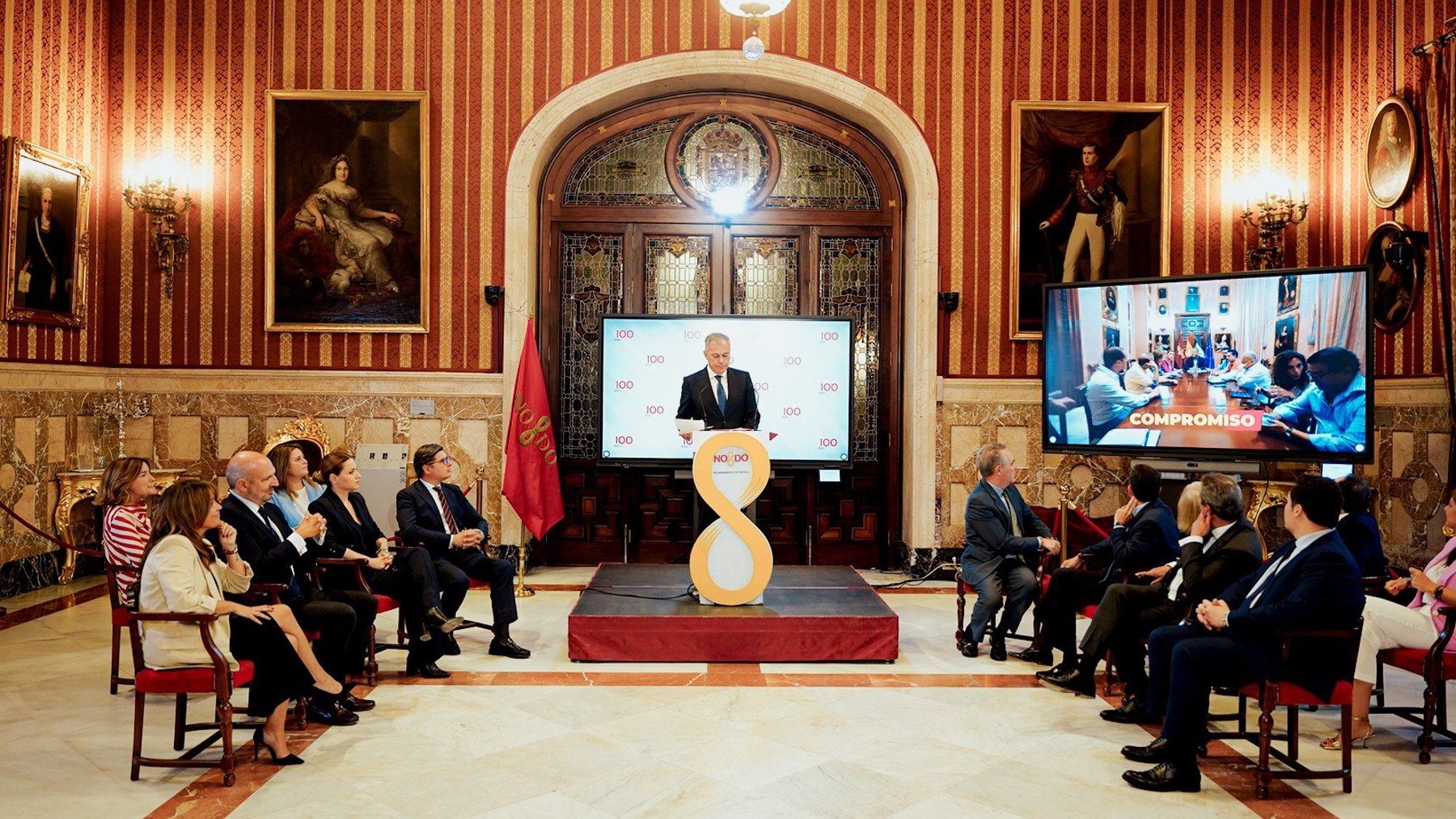 El alcalde de Sevilla, José Luis Sanz, arropado por sus concejales (AYUNTAMIENTO DE SEVILLA).