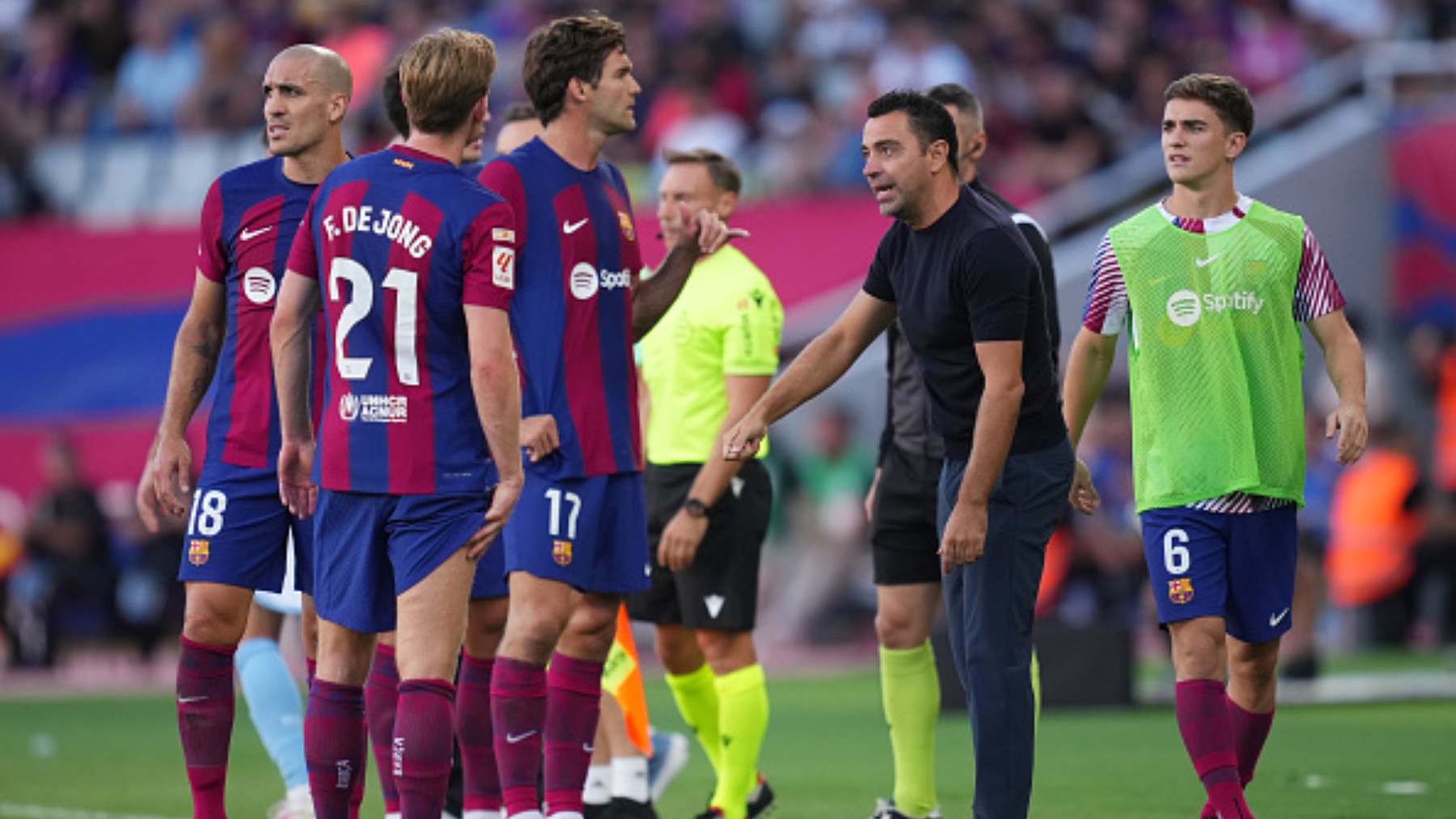 Xavi habla con su futbolistas en el partido ante el Celta. (Getty)