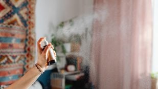 Tu casa siempre olerá de maravilla si mezclas estos tres ingredientes en un difusor, es un consejo básico para conseguir un ambientador casero gastando lo menos posible