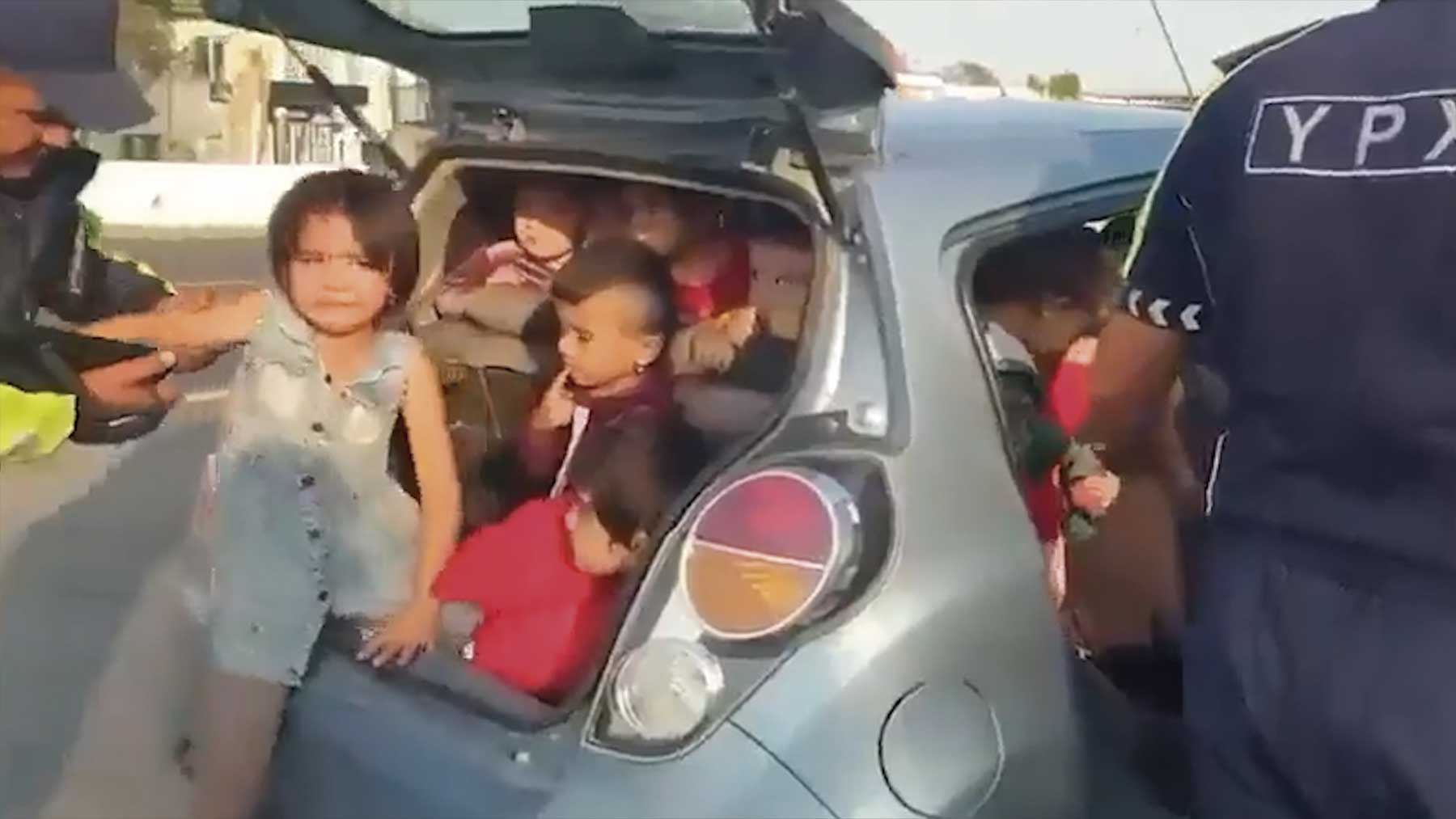 Momento en el que la policía saca a los niños del coche