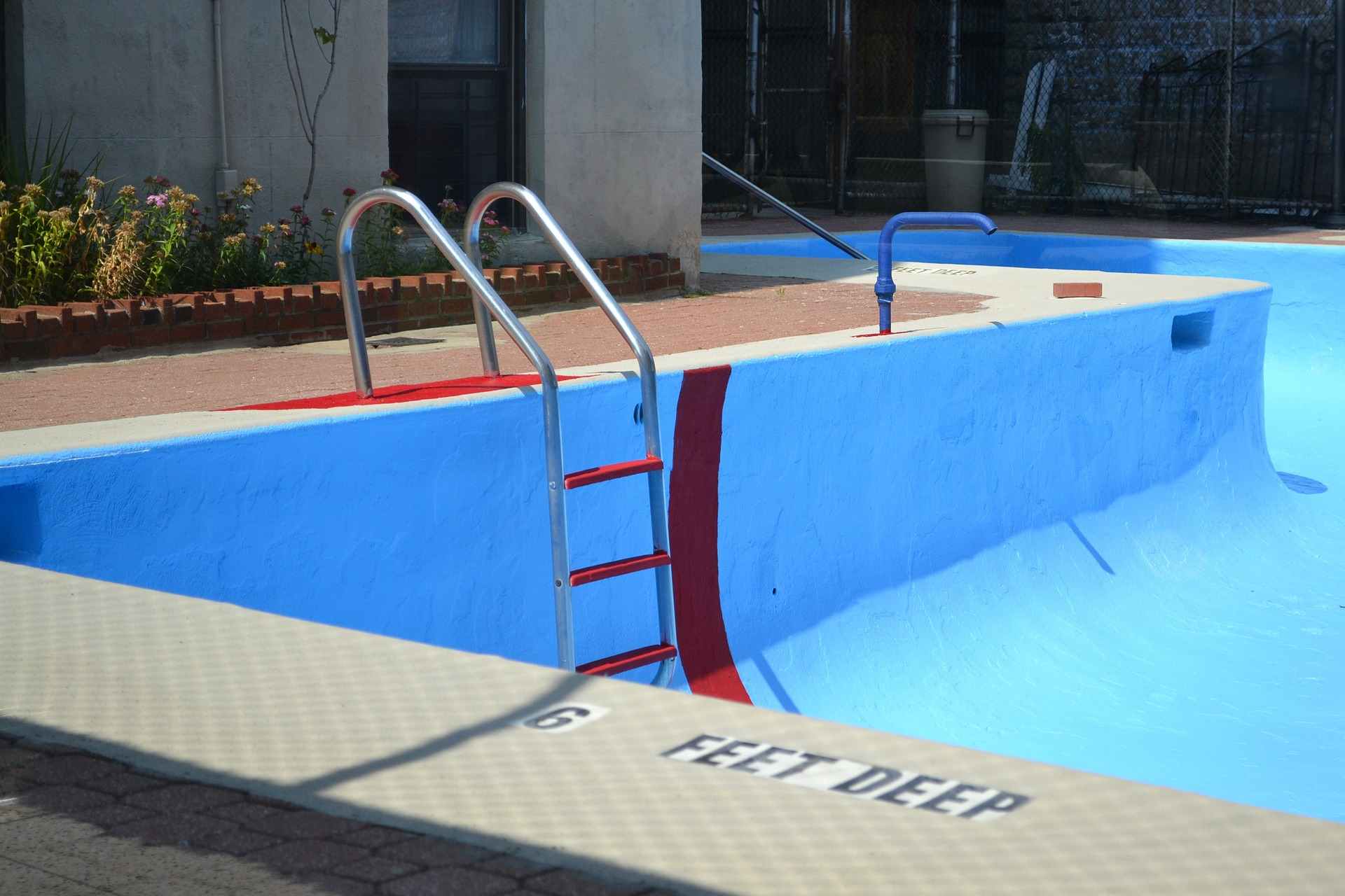 Los pasos para limpiar una piscina vacía: toca hacerlo ahora