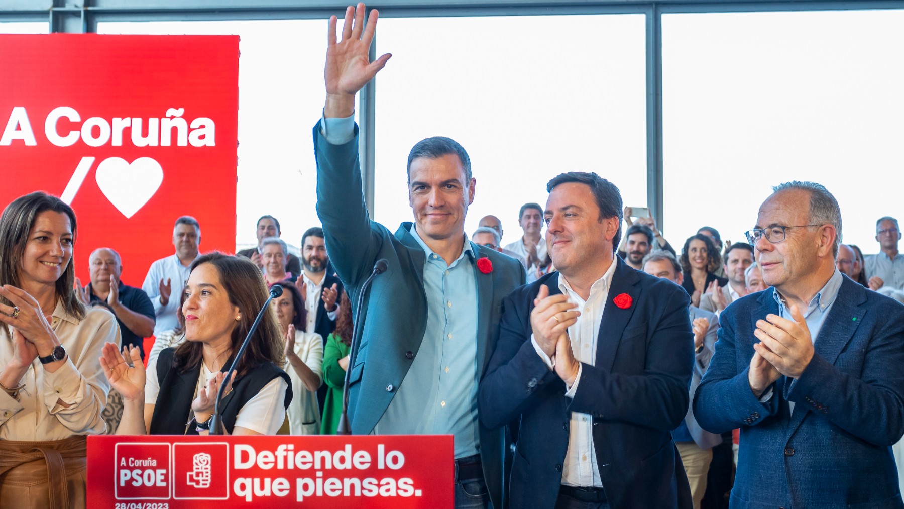 Sánchez con dirigentes del PSOE gallego. (Foto: PSOE)