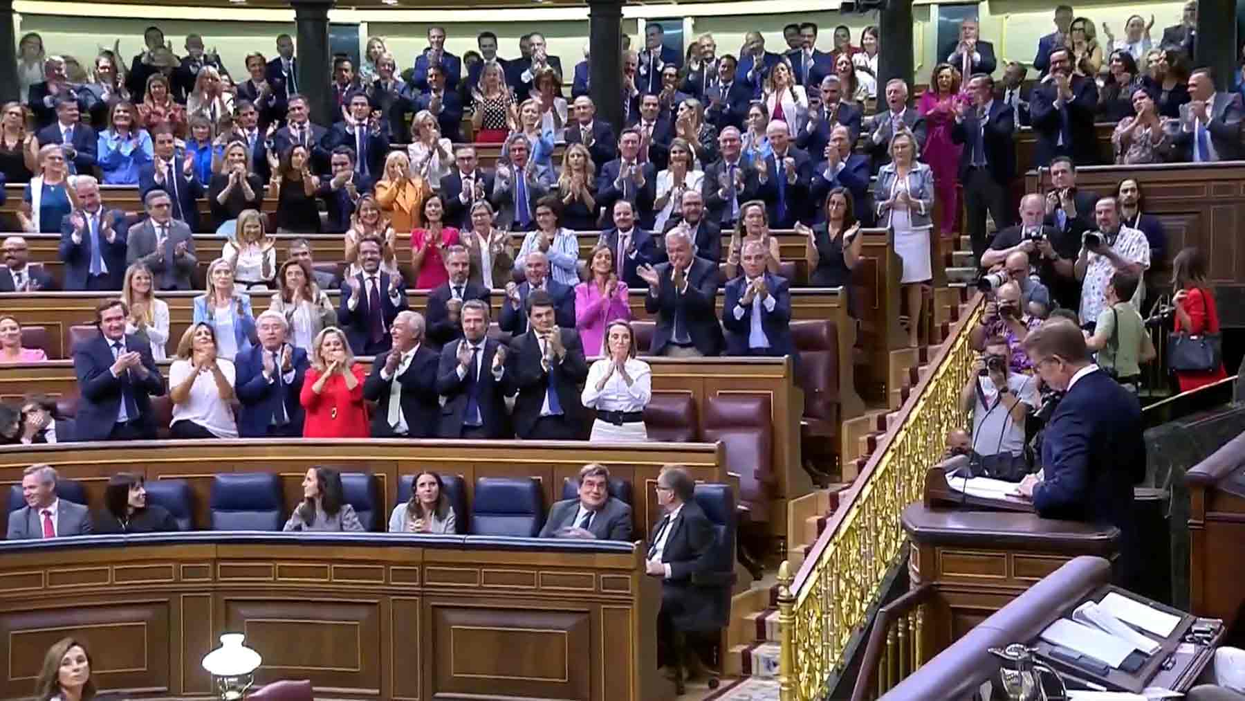 Aplausos a Feijóo durante la presentación de la invstidura.