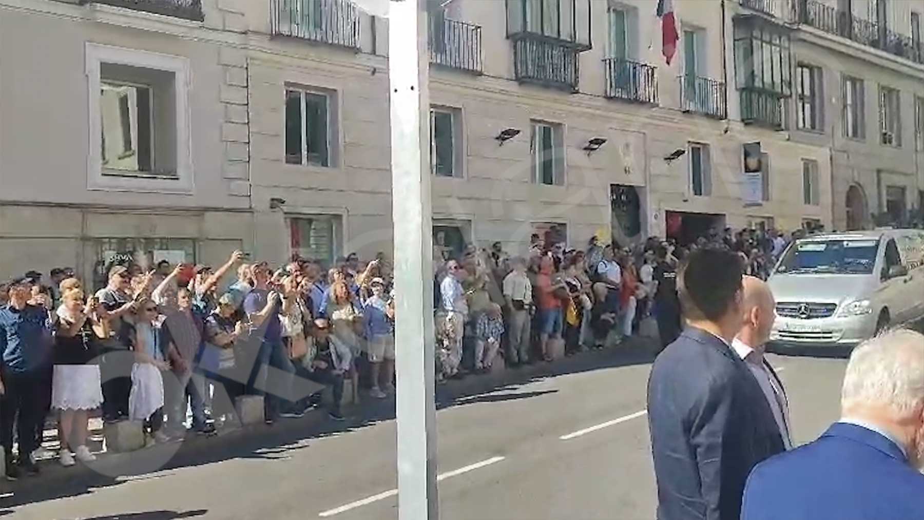 Decenas de personas se concentran a las puertas del Congreso