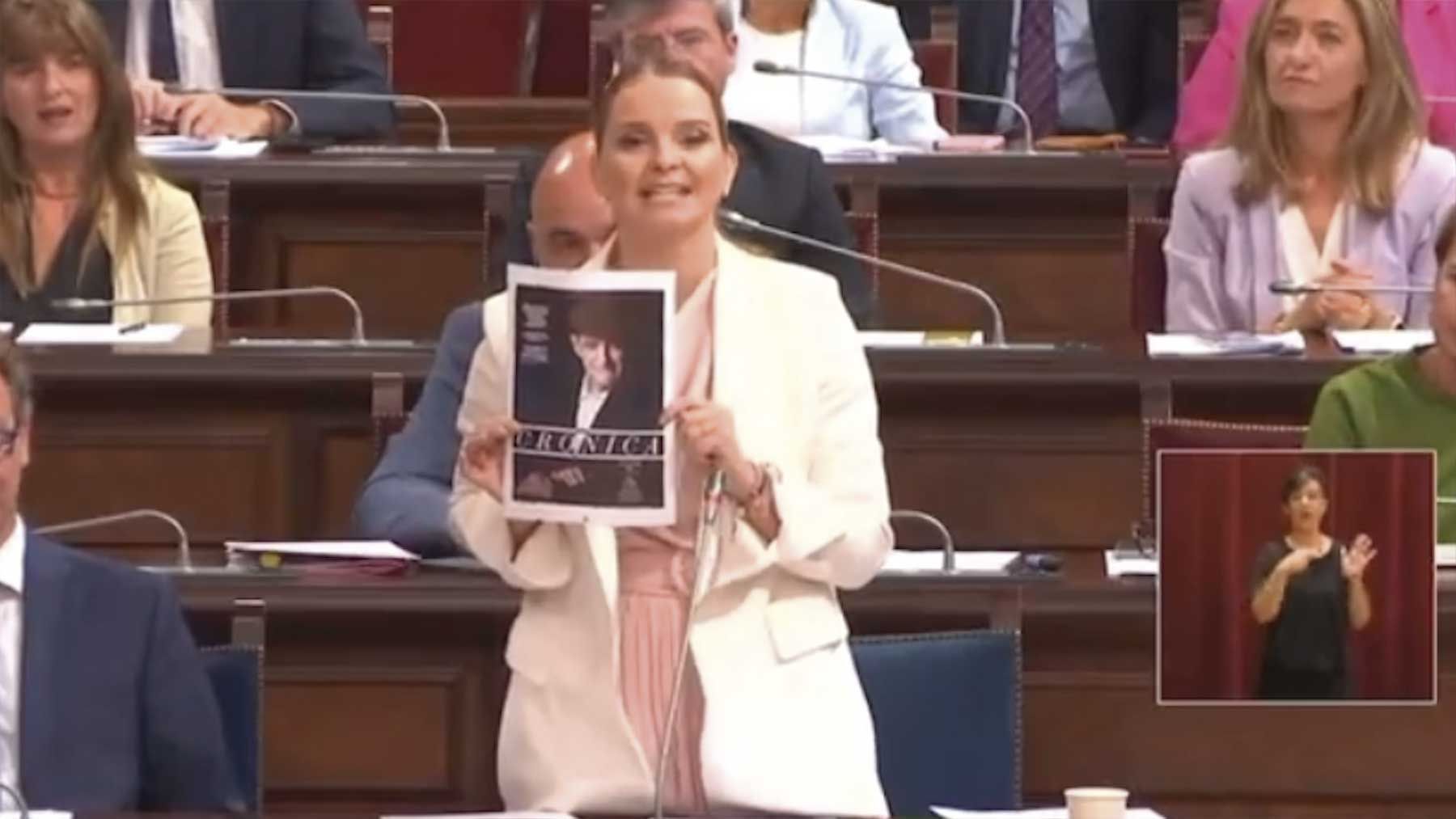 Prohens muestra una foto de Josu Ternera a los parlamentarios del PSOE.