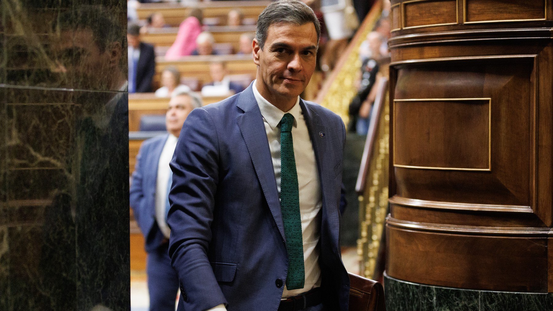 Pedro Sánchez saliendo del hemiciclo en la sesión de investidura. (Foto: EP)