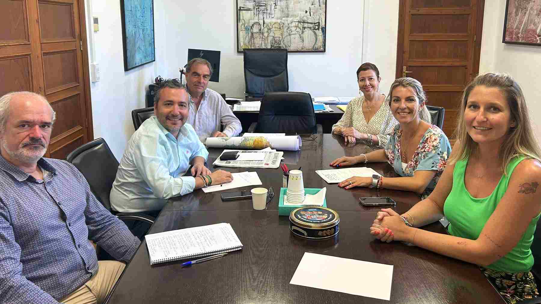 La alcaldesa de Andratx, Estefanía Gonzalvo, reunida con el conseller insular Fernando Rubio y su equipo.