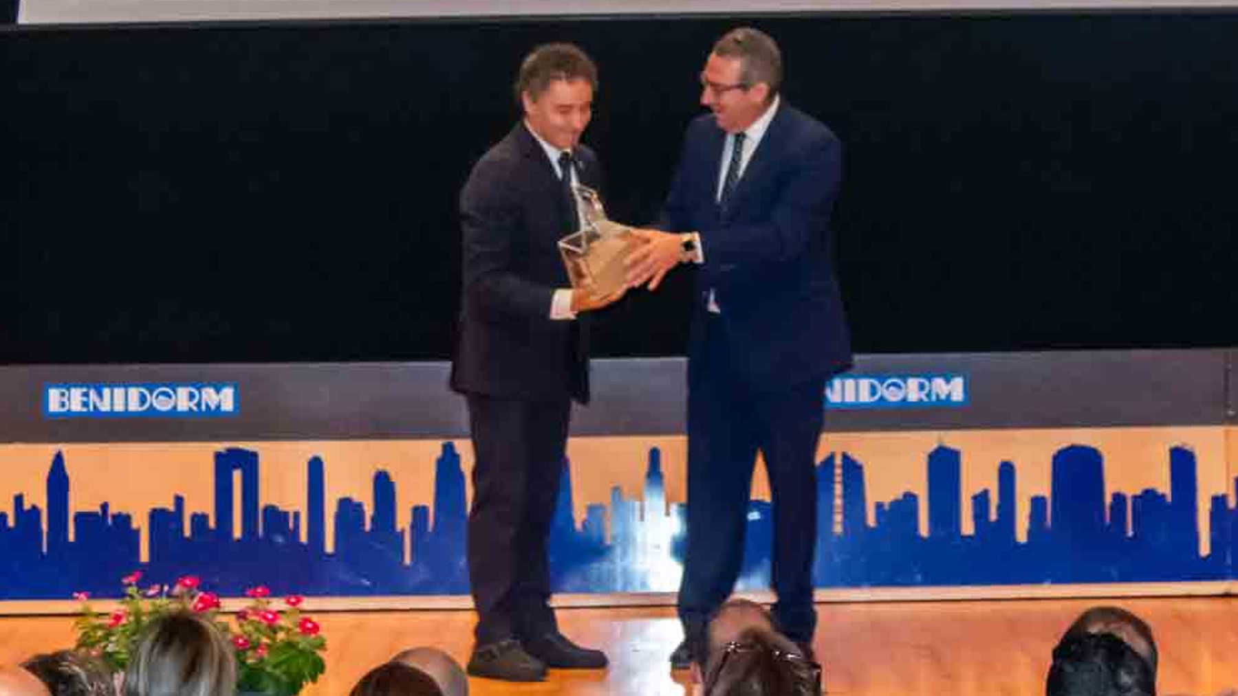 El alcalde de Benidorm el ‘popular’ Toni Pérez, entrega su galardón a Francesc Colomer.