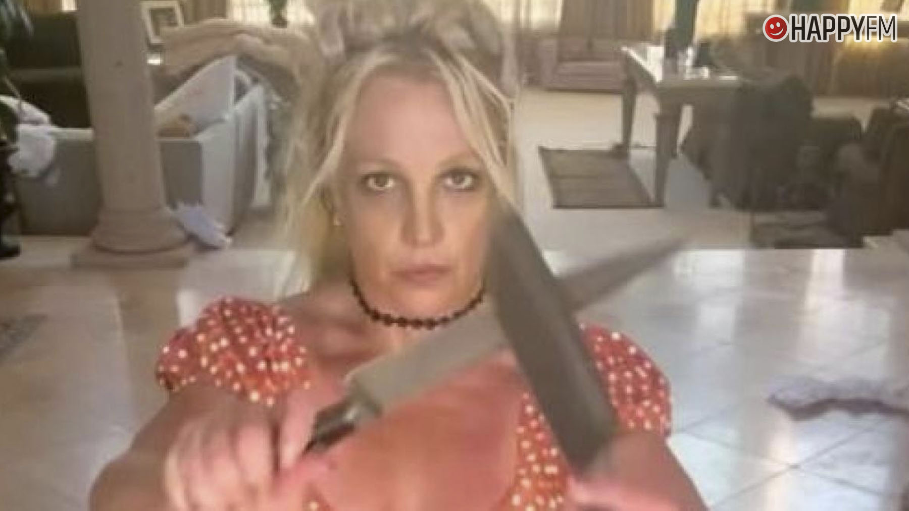Britney Spears vuelve a preocupar a sus fans con un peligroso baile con cuchillos