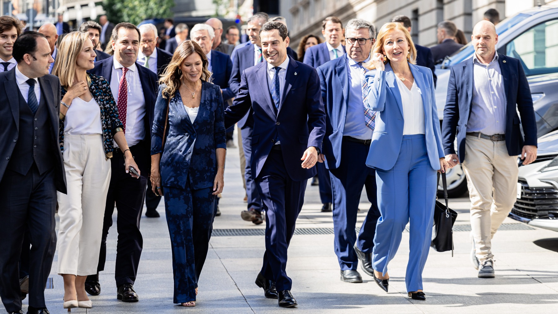 El presidente andaluz, Juanma Moreno, a su llegada al debate de investidura de Feijóo en el Congreso (EUROPA PRESS).