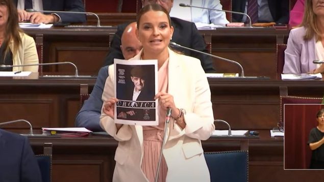 La presidenta Marga Prohens muestra la foto del terrorista Josu Ternera en el pleno del Parlament.