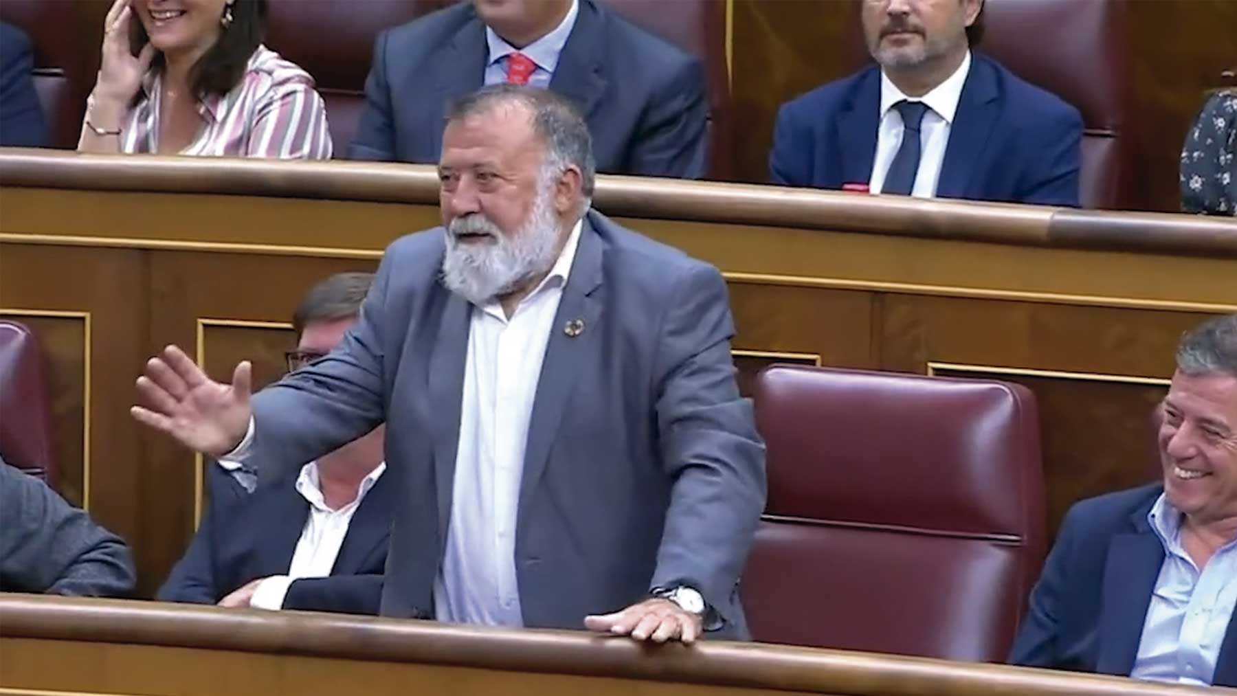 El diputado socialista por Teruel Herminio Rufino Sancho Íñiguez durante la votación de la investidura de Feijóo.