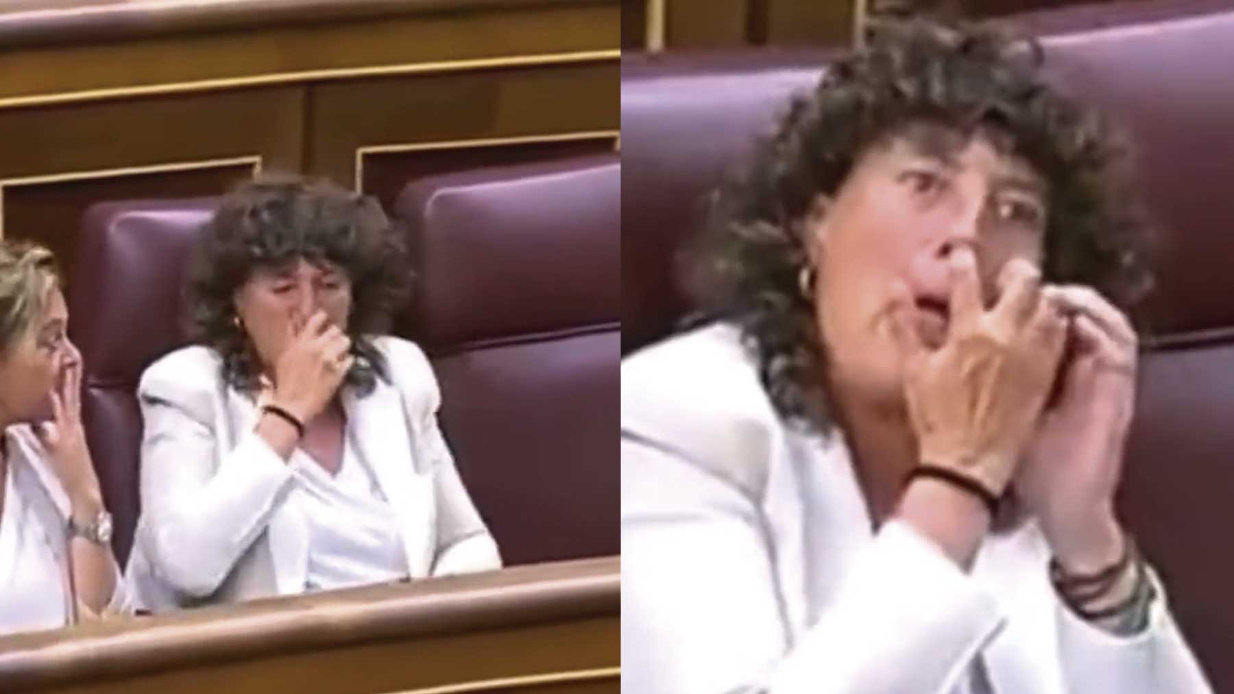 La diputada de ERC Teresa Jordà hurgándose la nariz