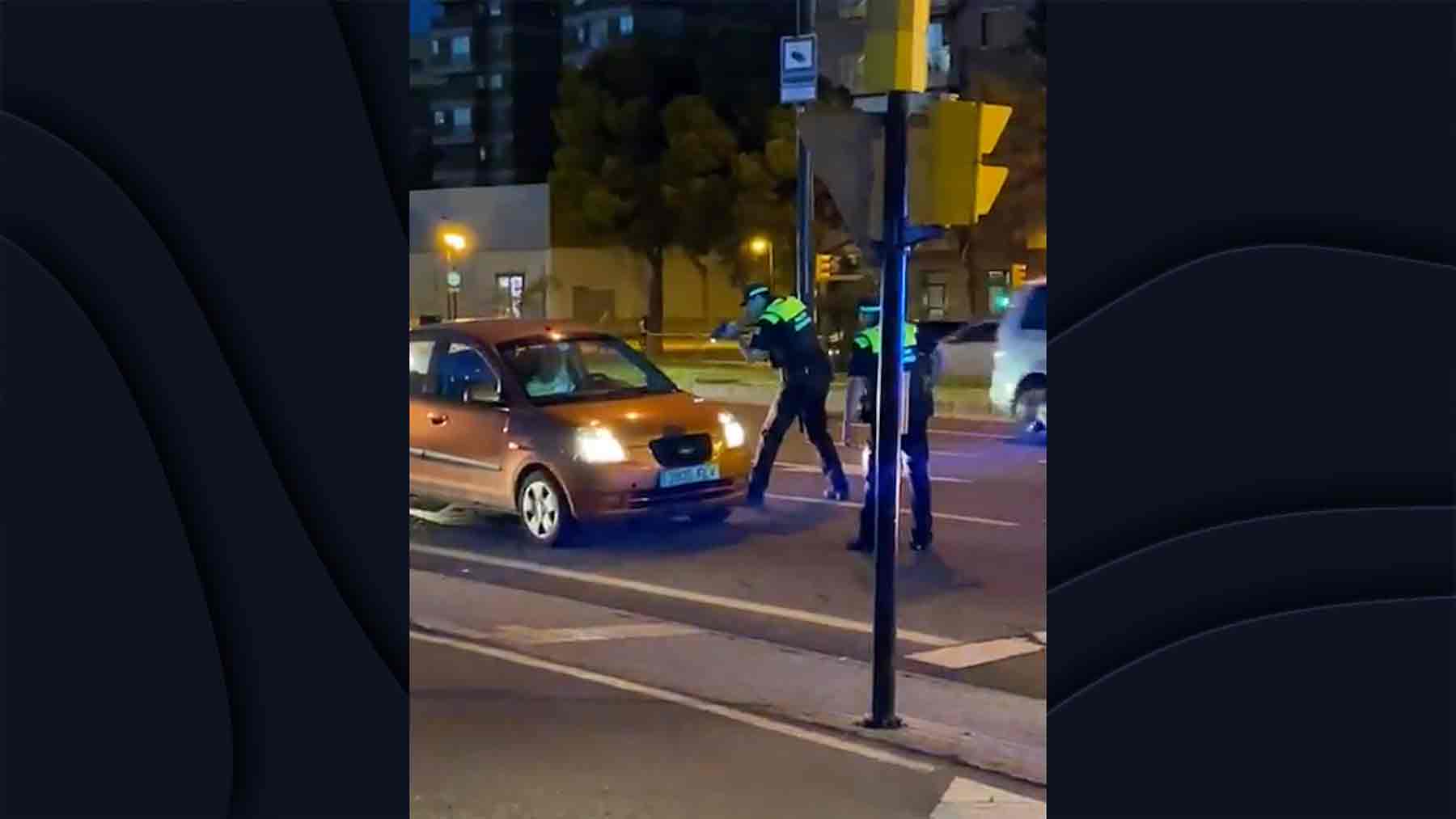 «Salga del coche»: policías detienen a punta de pistola a un conductor en Zaragoza