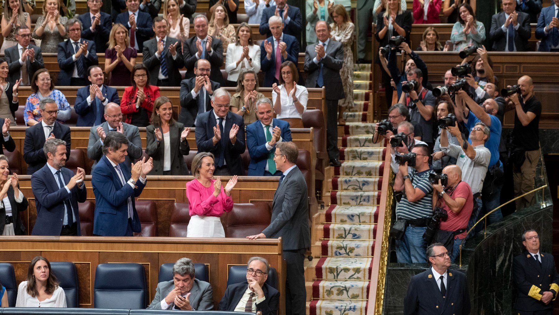 La bancada del PP aplaudiendo a Feijóo. (Foto: EP)