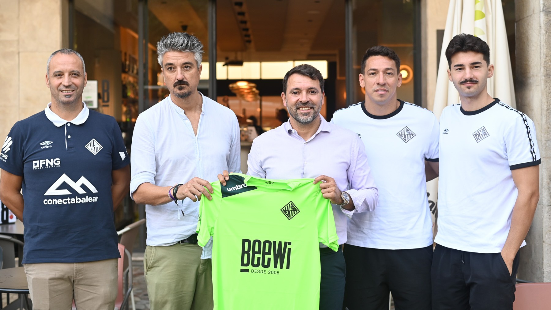 Antonio Vadillo, Miguel Oliver, José Tirado, Rómulo y Jesús Gordillo posan enfrente del Restaurante Beewi de Paseo Mallorca (1) (1)