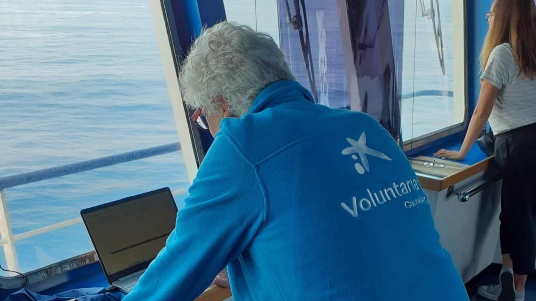 Voluntarios de CaixaBank participan en un programa para prevenir las colisiones entre cetáceos y embarcaciones en el Mediterráneo. – CAIXABANK