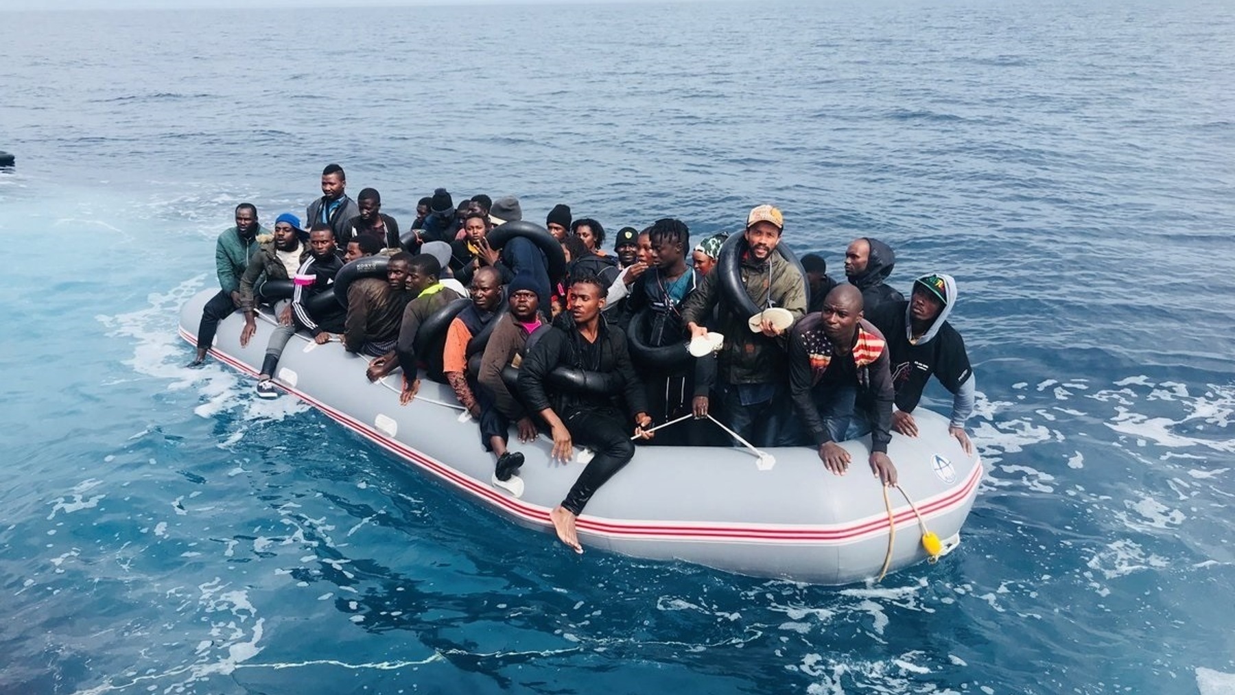 Un grupo de inmigrantes ilegales en aguas del Estrecho.