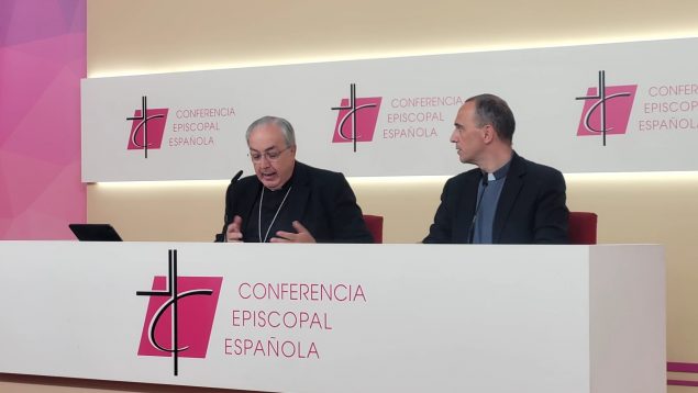 Rueda de prensa posterior a la reunión de la Comisión Permanente de la CEE con el secretario general y portavoz de la Conferencia Episcopal Española (CEE), Francisco César García Magán.