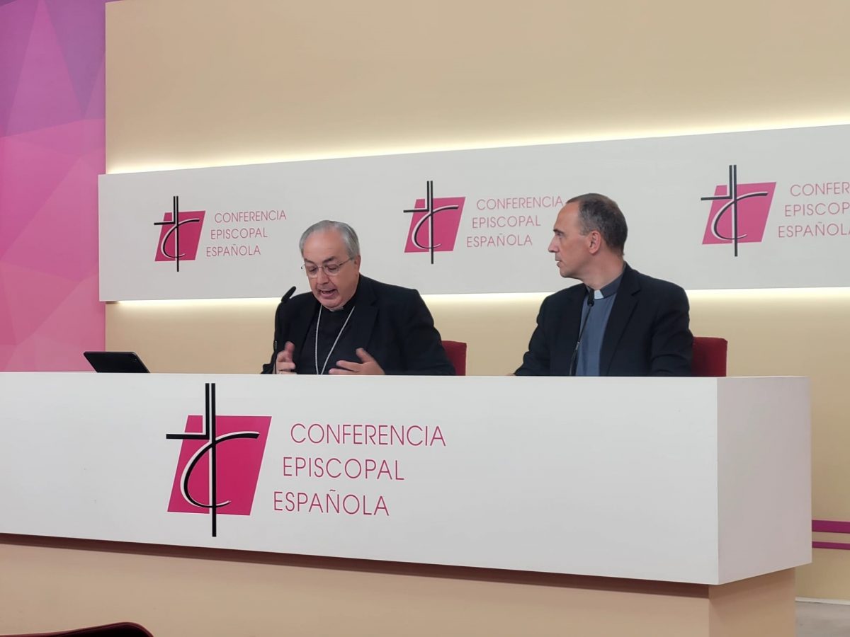 Rueda de prensa posterior a la reunión de la Comisión Permanente de la CEE con el secretario general y portavoz de la Conferencia Episcopal Española (CEE), Francisco César García Magán.