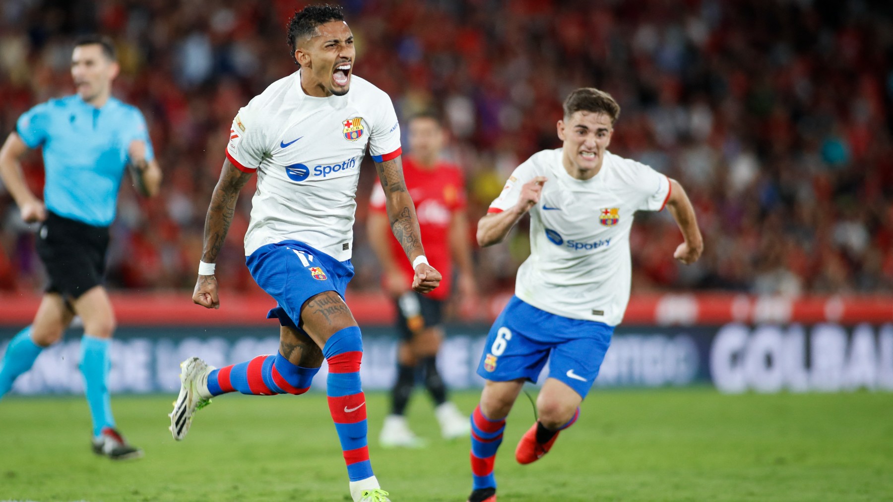 Raphinha y Gavi celebran el gol del brasileño ante el Mallorca. (AFP)