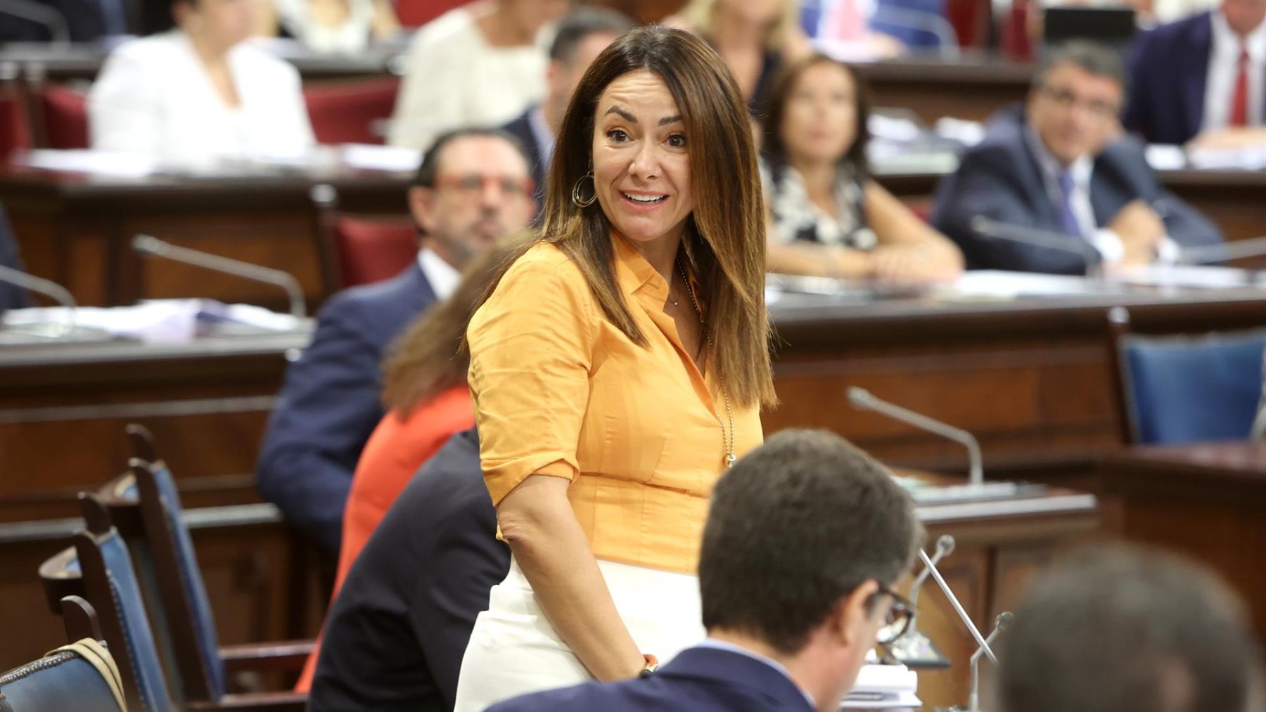 La consellera de Vivienda, Territorio y Movilidad, Marta Vidal durante una sesión de control en el Parlament balear.