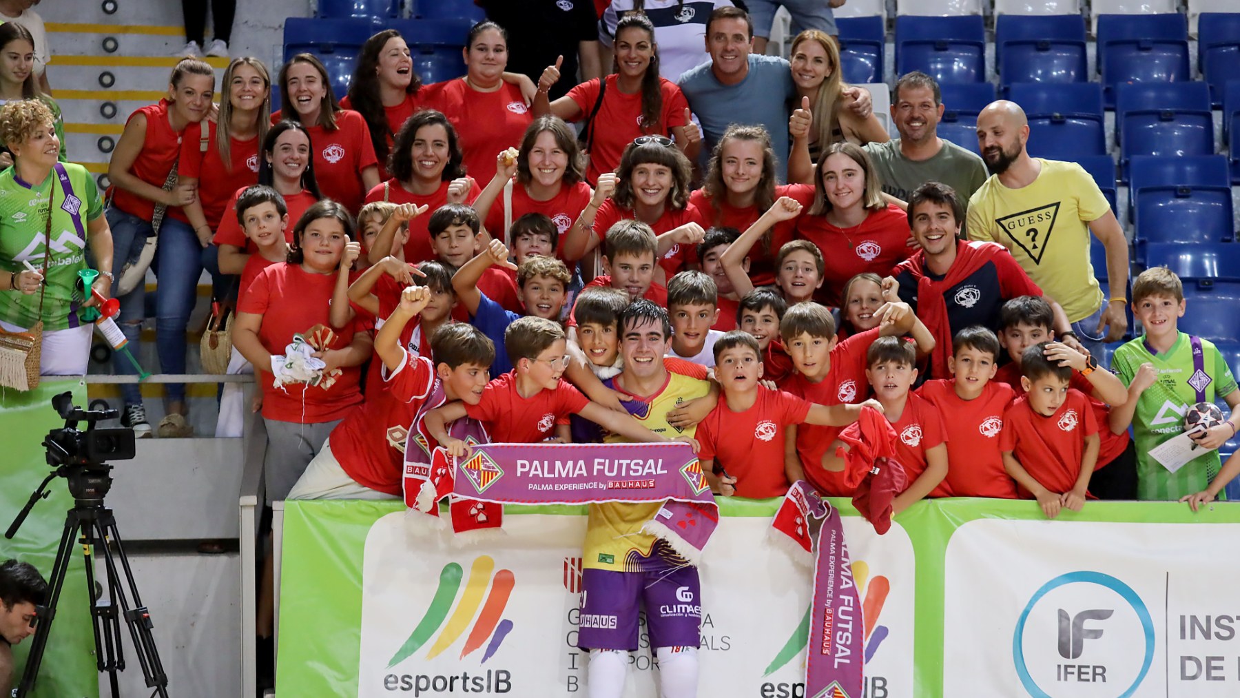 Jaume Bauzà celebra la victoria con la afición (1)