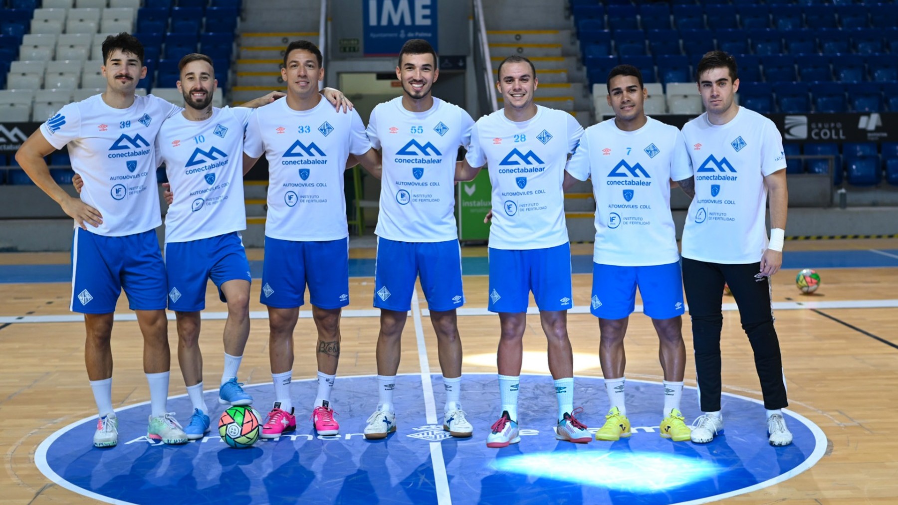 Parte de la plantilla del Mallorca Palma Futsal posa en Son Moix