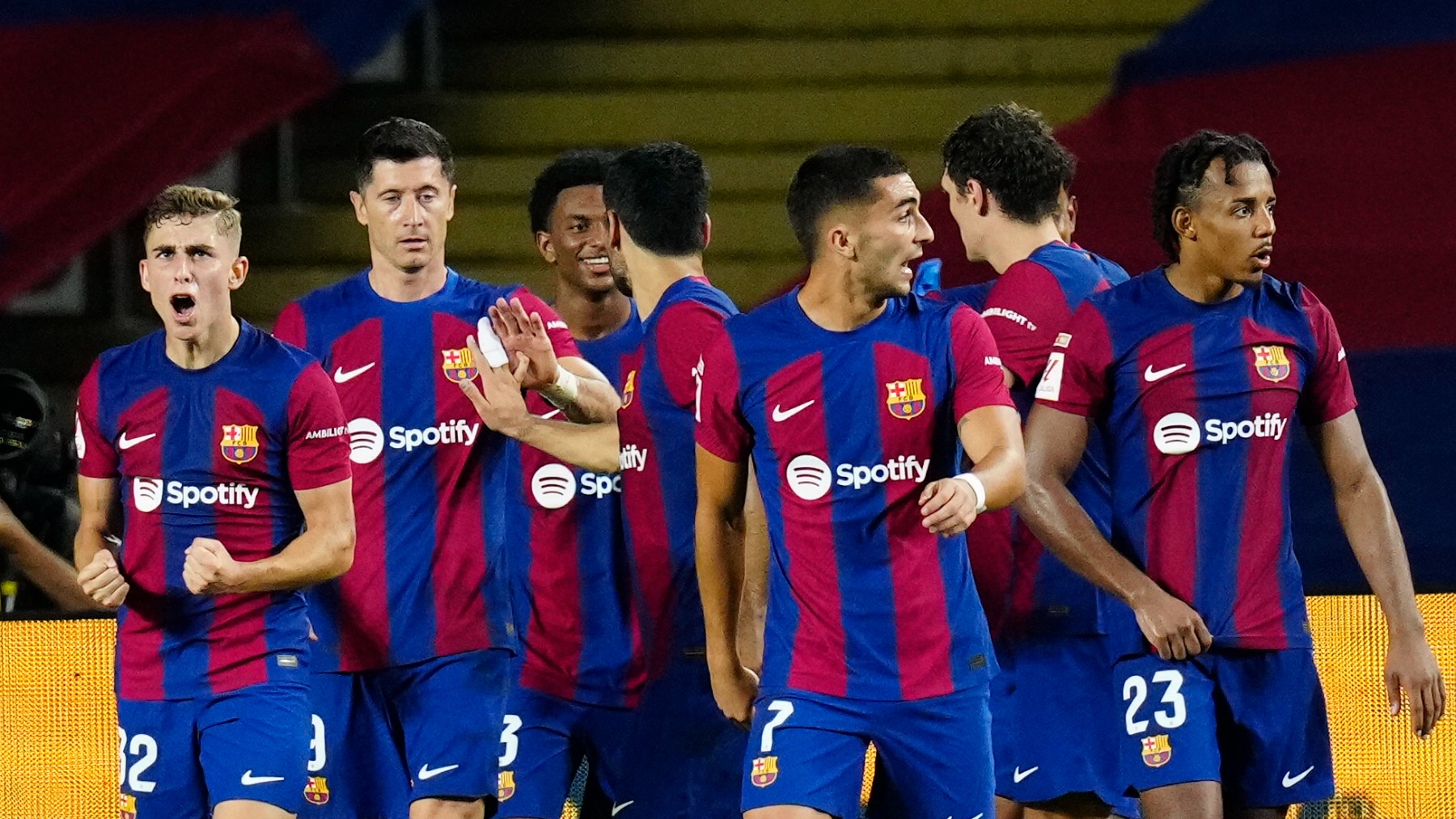 Los jugadores del Barcelona celebran la victoria contra el Sevilla (EFE)