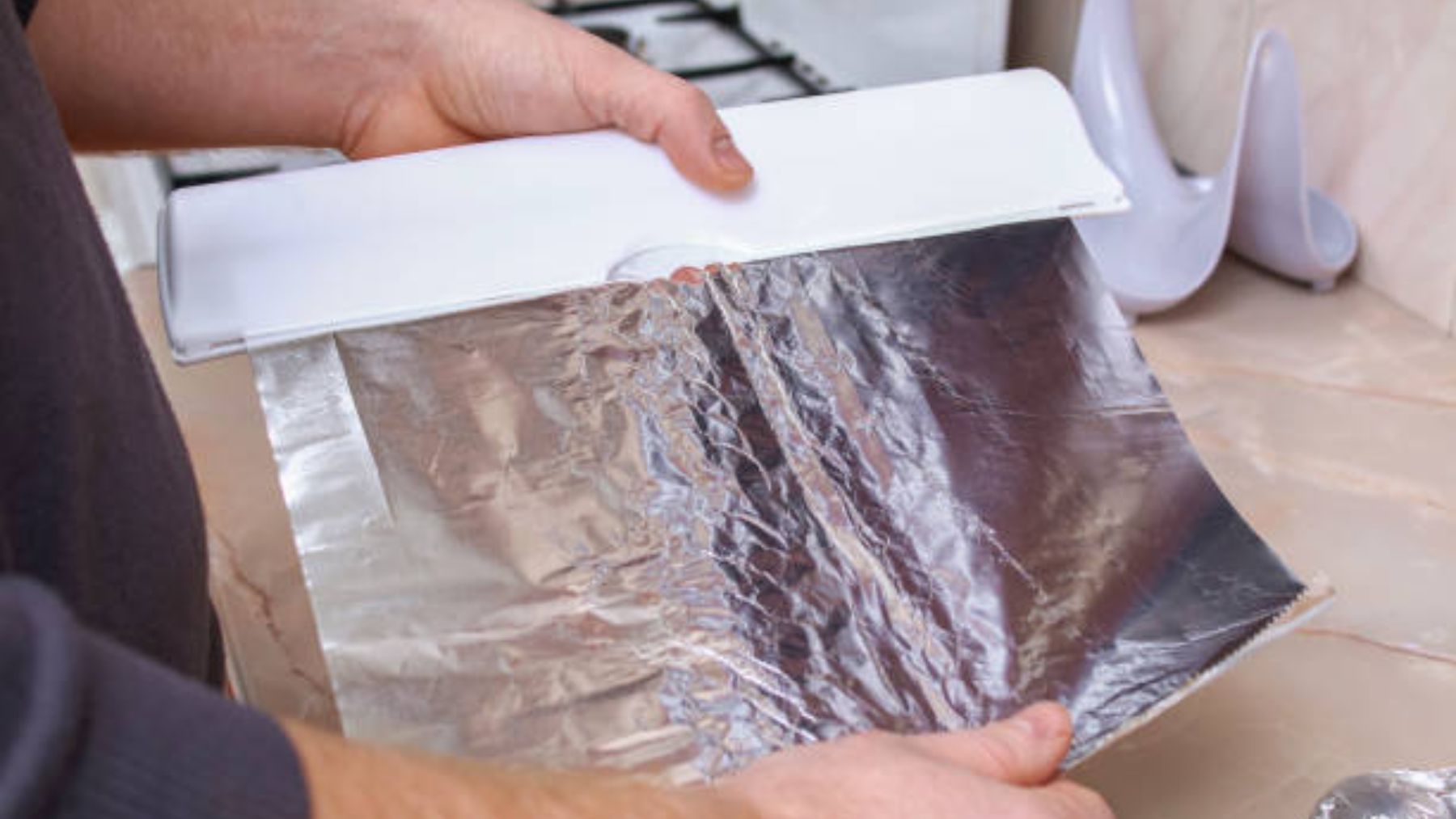 El truco de poner papel de aluminio en la cocina para no manchar