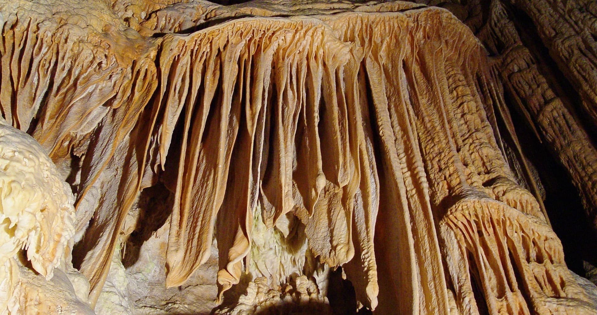 Escapada ideal para este otoño: una cueva de 12 millones de años a menos de una hora de Madrid
