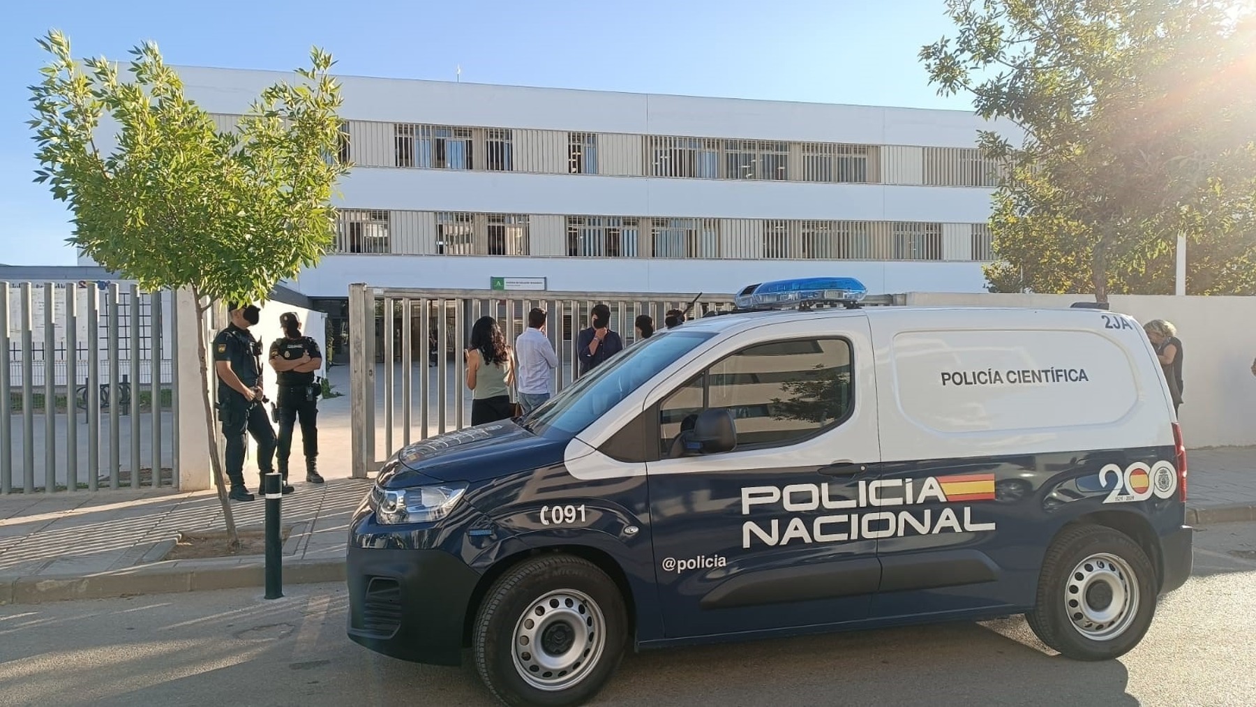 Un furgón policial custodia la entrada al instituto de Jerez donde tuvo lugar el ataque (EUROPA PRESS).