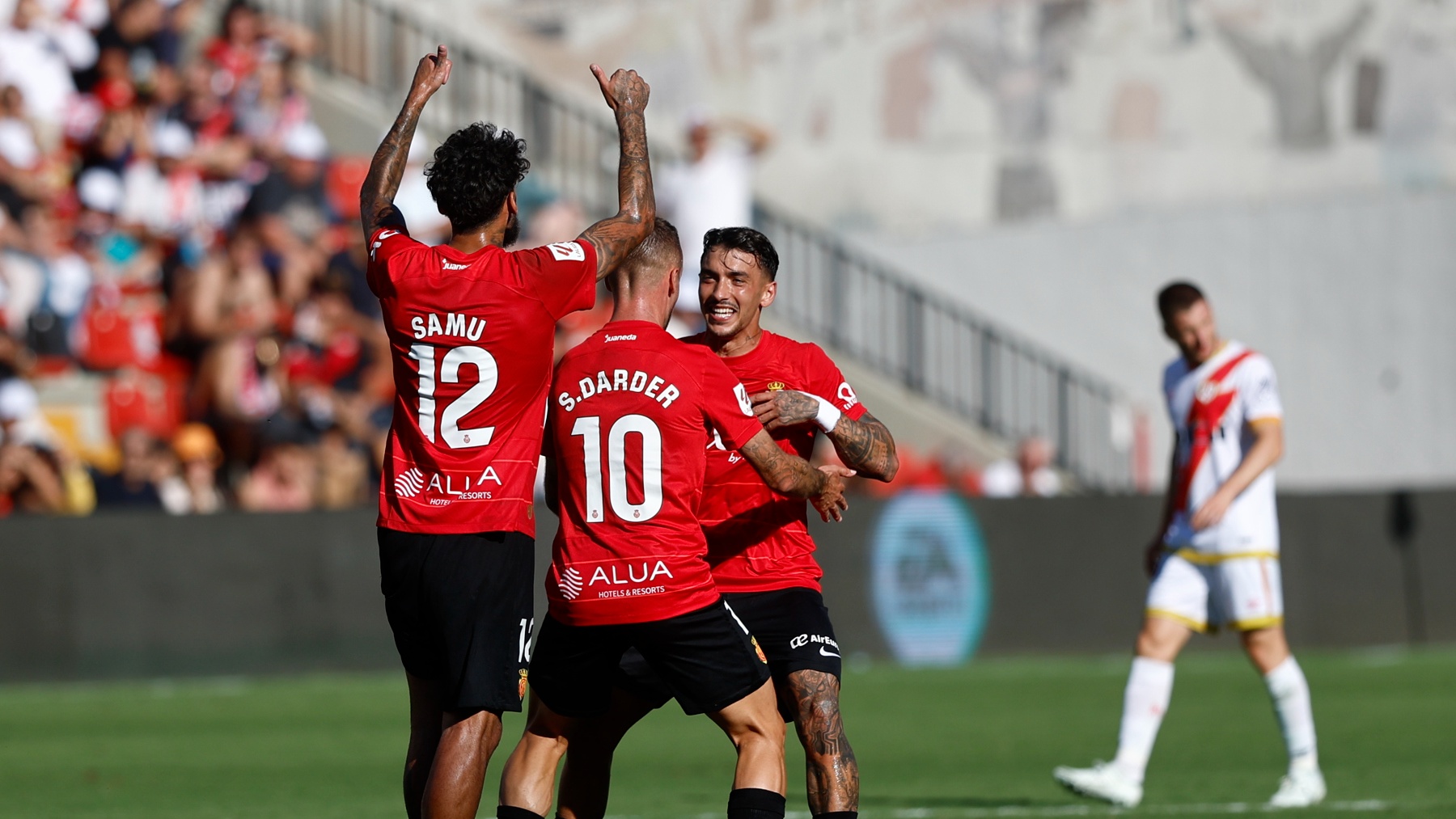 Costa y Darder felicitan a Antonio Sánchez tras el 1-2