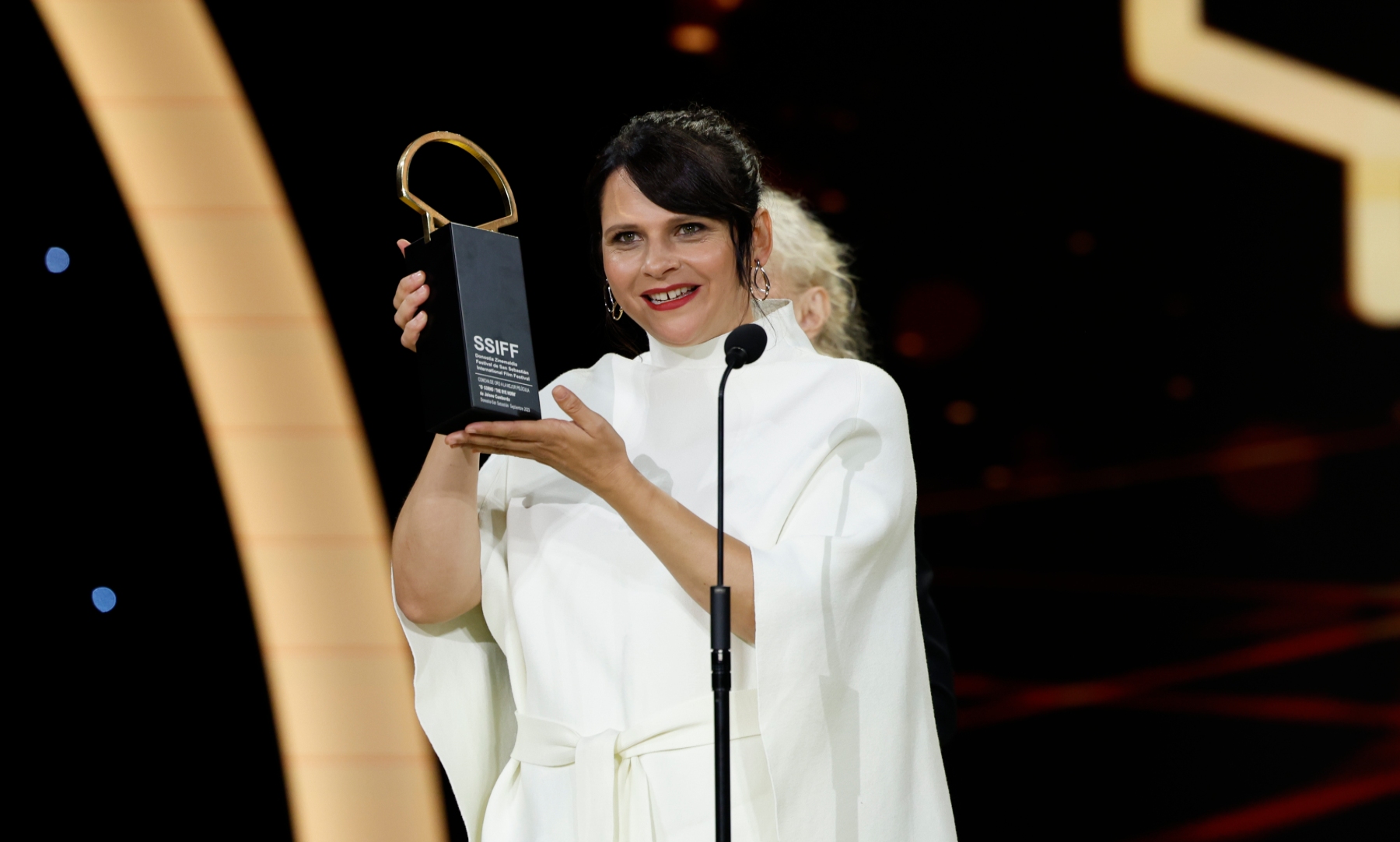 La cineasta donostiarra Jaione Camborda recibe la Concha de Oro en San Sebastián.