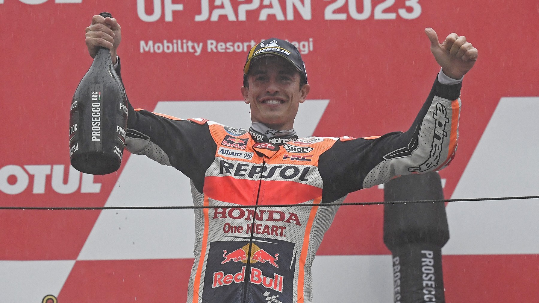 Marc Márquez celebra su podio en el GP de Japón de MotoGP. (AFP)