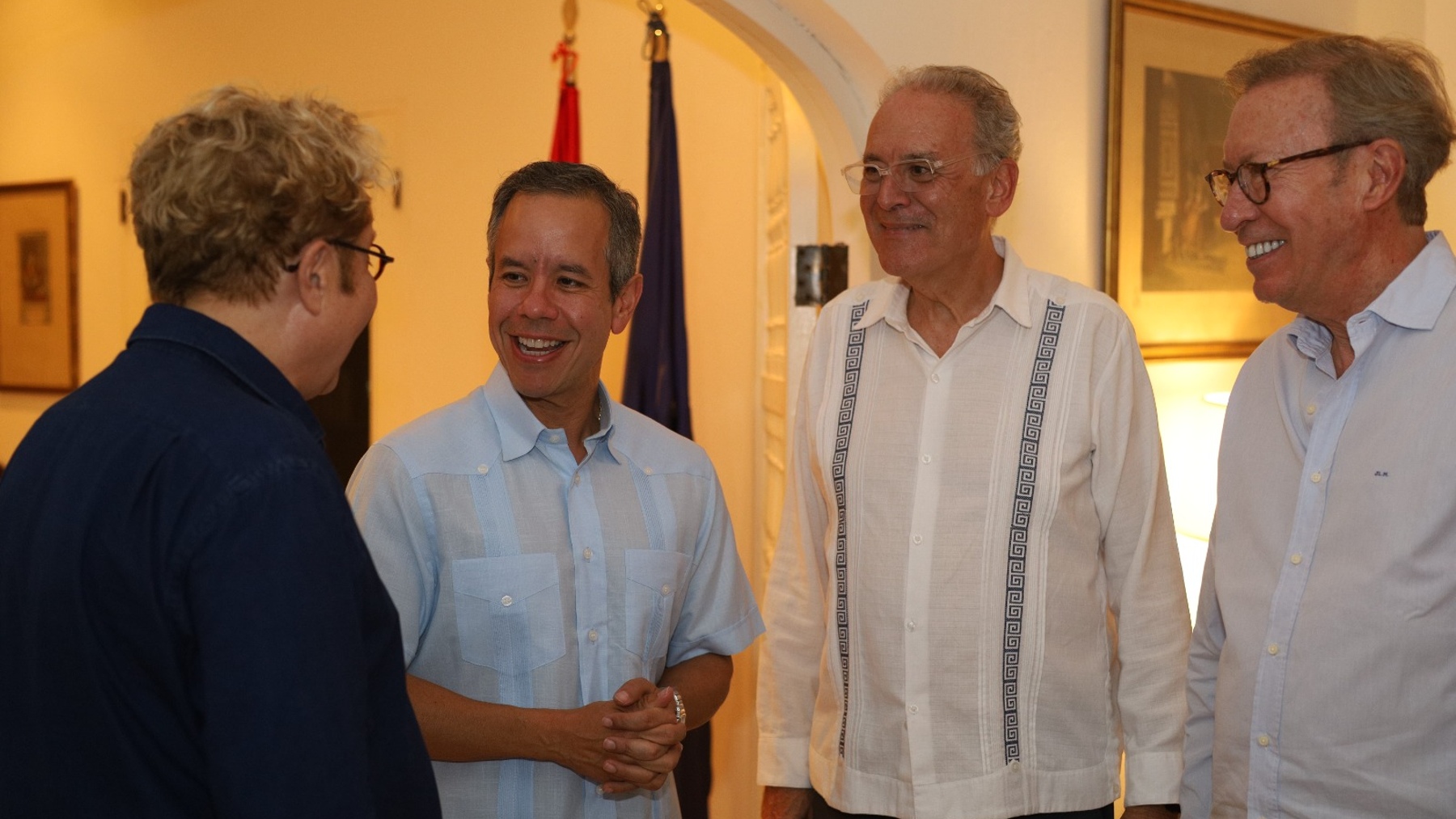 Victorio y Lucchino, en el consulado de España en San Juan, Puerto Rico.