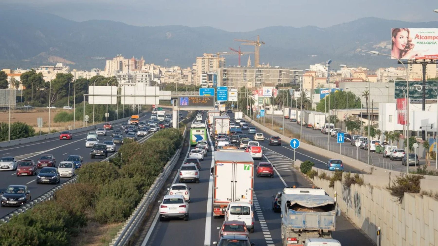 Atasco de tráfico en el acceso a Palma por la la vía de cintura.