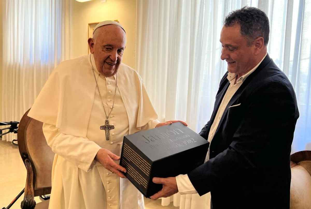 Enrique Tomás entregando un jamón al Papa Francisco