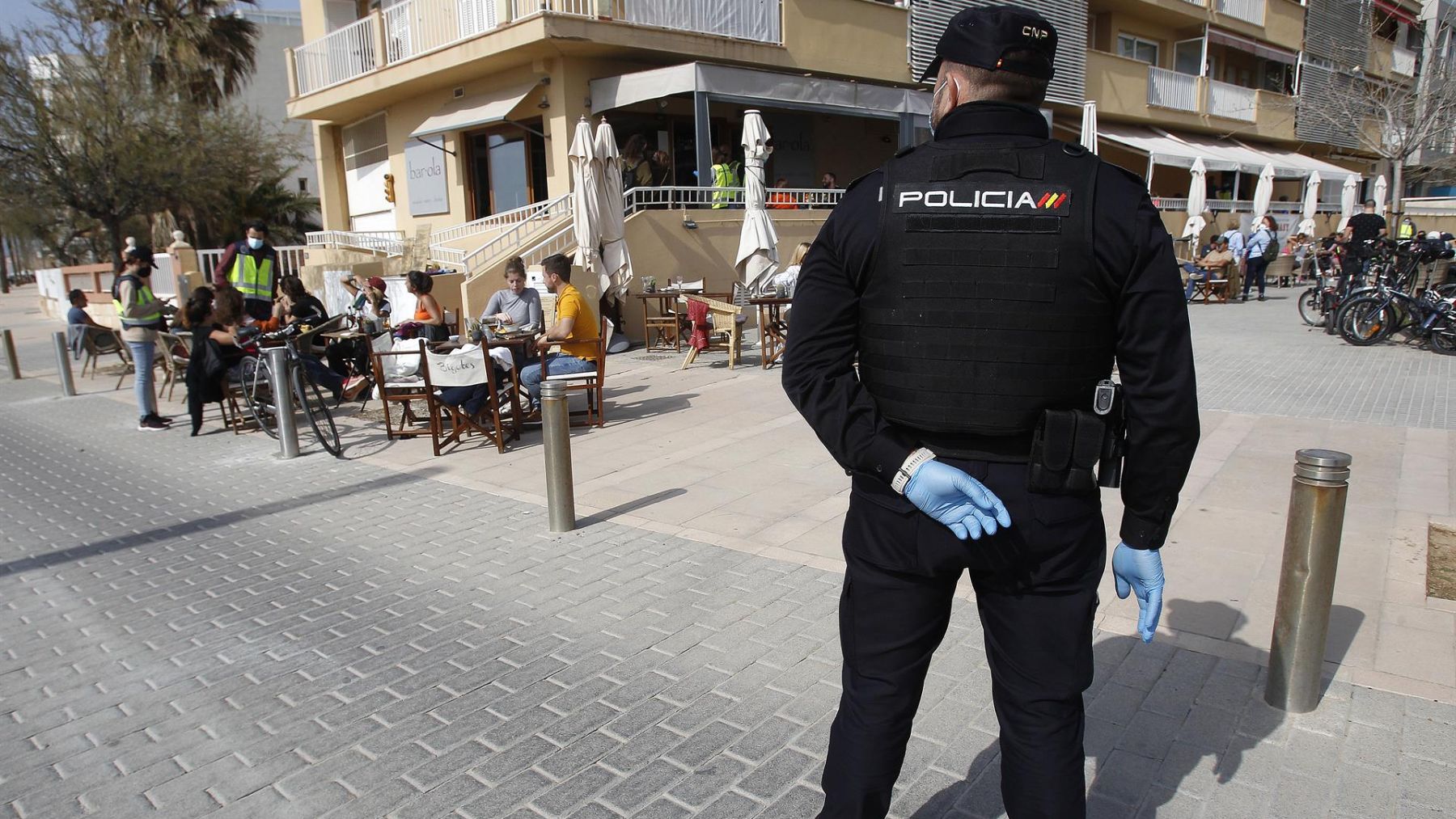 Un agente de la Policía Nacional durante un control a una terraza de un restaurante de Palma. (Europa Press)