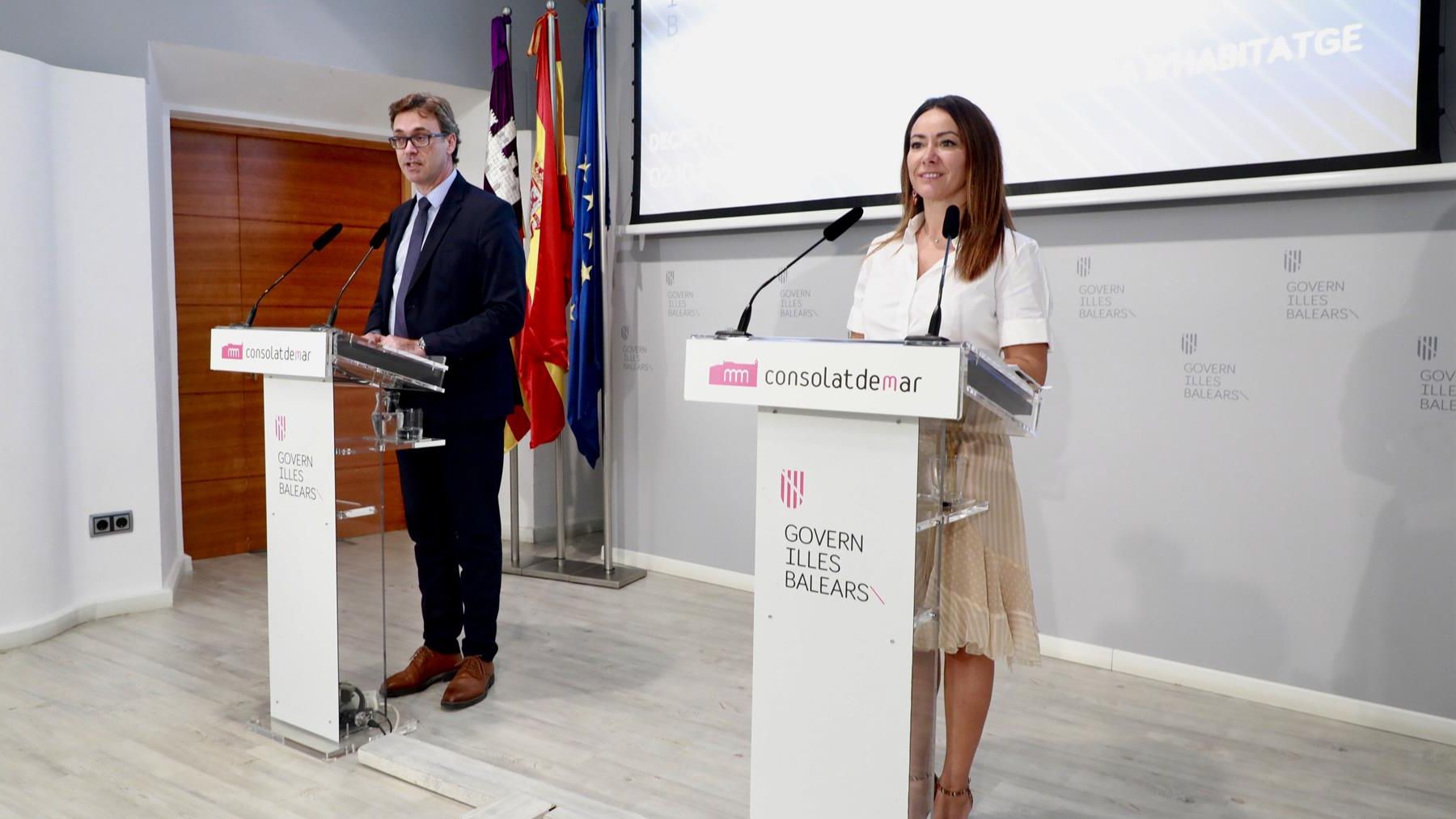 El portavoz del Govern, Antoni Costa, y la consellera de Vivienda, Marta Vidal.
