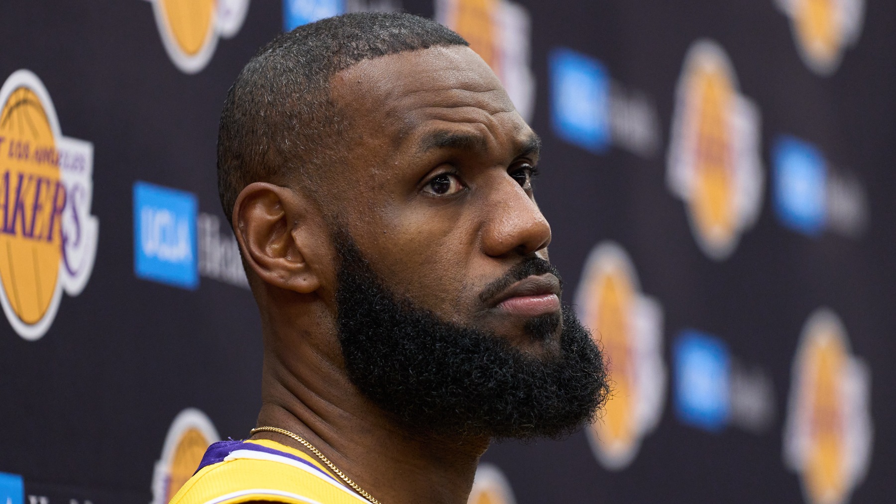 Lebron James atiende a la prensa en Los Ángeles. (EFE)