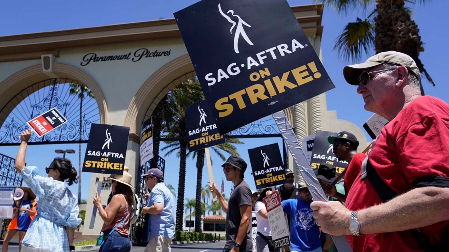 El SAG AFTRA protesta frente a los principales estudios de Hollywood