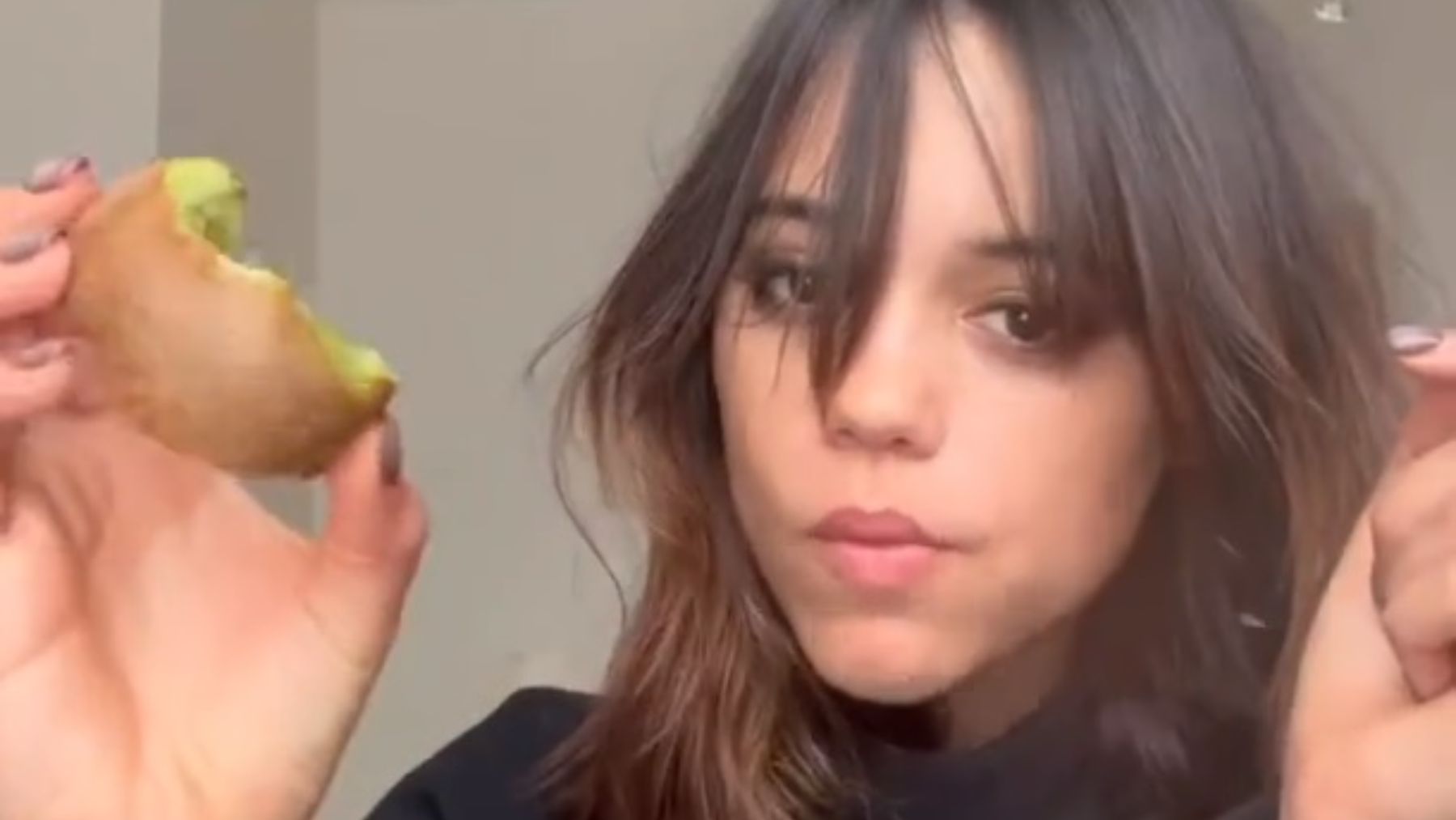 Jenna Ortega comiendo kiwi con piel / Foto: @jennaortega