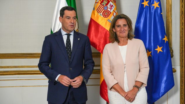El presidente de la Junta de Andalucía, Juanma Moreno, junto a la ministra Teresa Ribera (EUROPA PRESS).