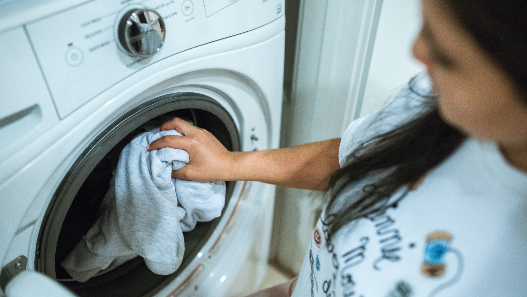 Tu lavadora esconde un botón en el que nunca has reparado pero que es  crucial para que la ropa quede como nueva