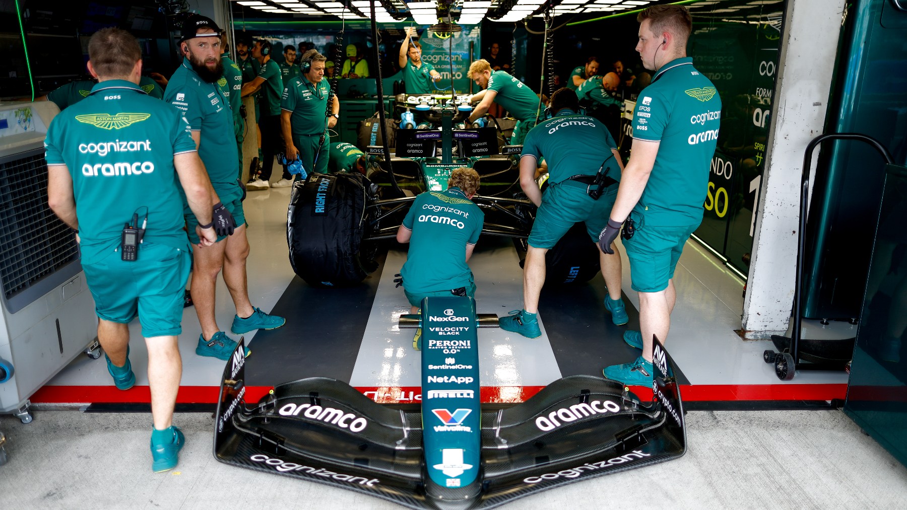Fernando Alonso en el garaje de Aston Martin. (EuropaPress)