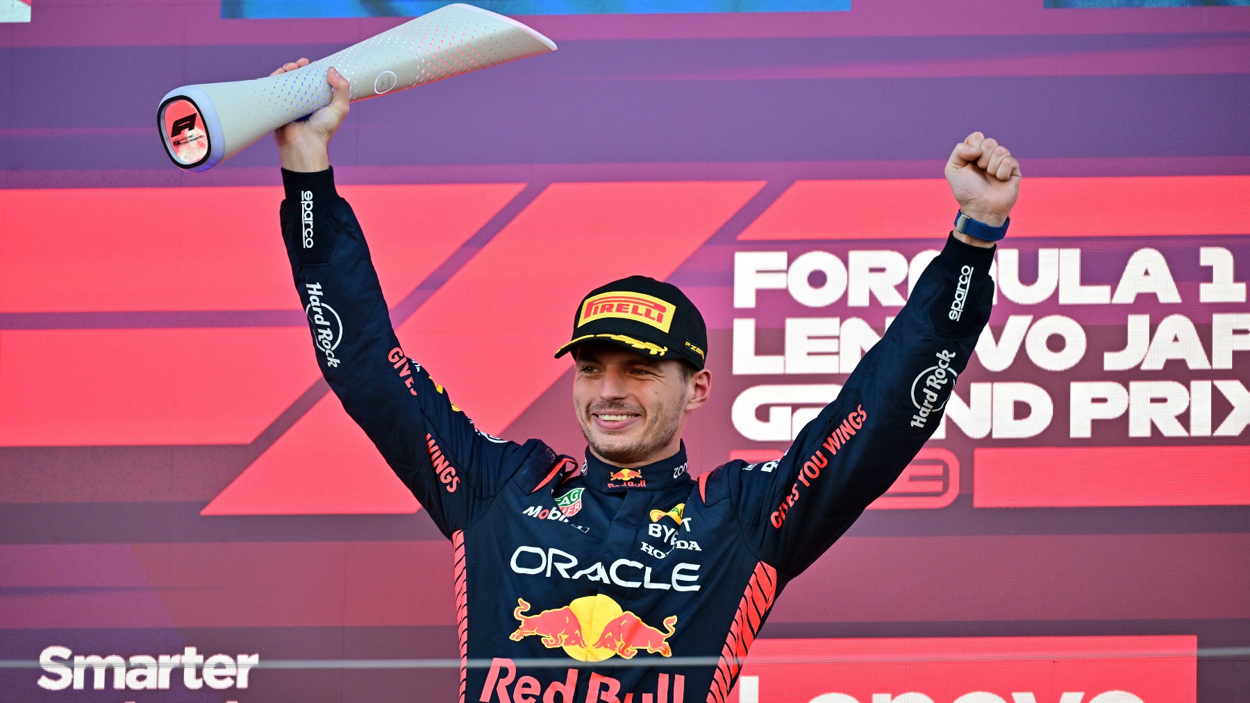 Max Verstappen levanta el trofeo de ganador en Japón. (EuropaPress)